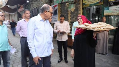 محافظ المنيا يشهد توزيع الخبز مجانًا ضمن مبادرة بداية جديدة لبناء الإنسان