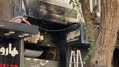 النيران اشتعلت من المدخنة.. شاهد آثار حريق مطعم بالدقي | صور
