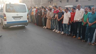 بحضور المئات.. تشييع جنازة 3 أشقاء ضحايا عقار الإسكندرية المنهار| صور 
