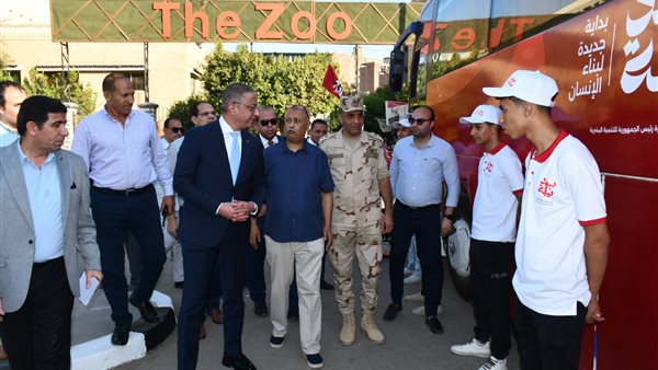 محافظ الفيوم يعطي