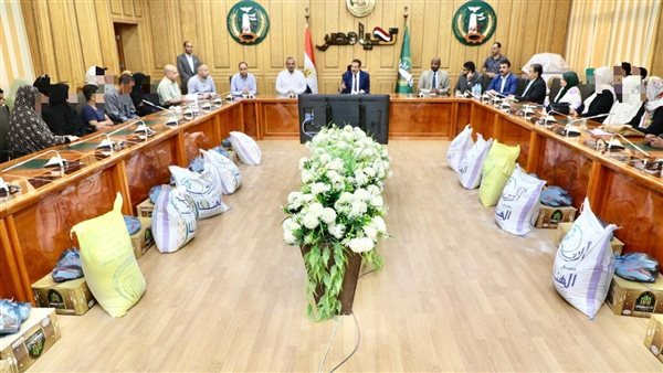 جانب من لقاء محافظ