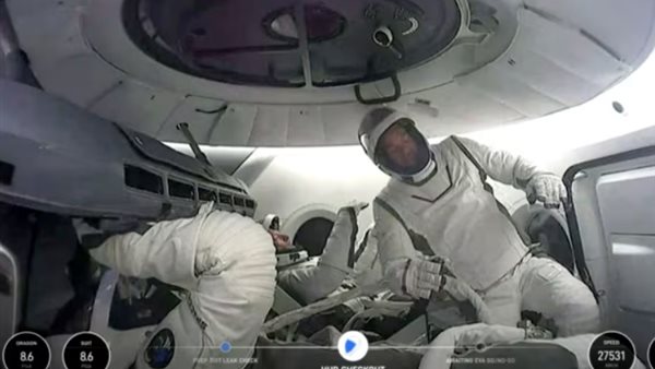 أول رحلة سير في الفضاء