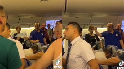 بسبب تعطل التكييف.. حالة من الذعر بين مسافري مصر للطيران وأحد الركاب: الناس كانت هتموت
