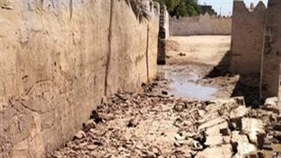 غضب بين أهالي إسنا بعد غرق بعض مقابر المدينة بسبب تسرب المياه | صور