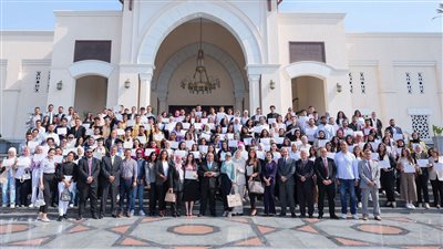 طلعت مصطفى تسلم شهادات التدريب العملي لطلاب الجامعات بختام الموسم الصيفي| فيديو