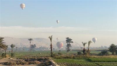 رغم الموجة الحارة.. تحليق 44 رحلة بالون طائر على متنها 850 سائحا بالأقصر