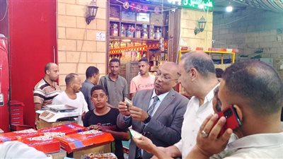 إعدام 650 كجم أغذية مجهولة المصدر وتحرير 16 محضرًا بأسوان