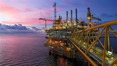 هبوط أسعار النفط الخام عالميًا وتوقعات بحدوث فائض في المعروض بسبب خطط أوبك