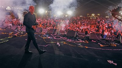 عمرو دياب يتألق في حفل أسطوري أمام الأهرامات| صور