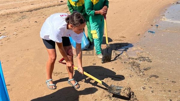 فتيات أجانب يشاركن