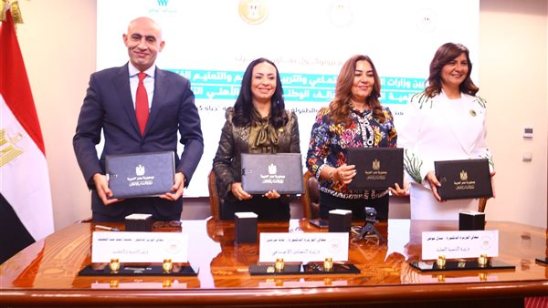 جانب من التوقيع 