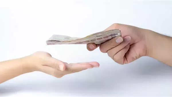 تفسير حلم شخص يعطيني