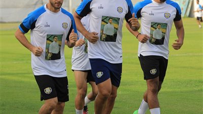 تيشيرتات تحمل صور إيهاب جلال وملامح حزن على اللاعبين.. مظاهر انطلاق فترة الإعداد للاعبي الإسماعيلي |صور