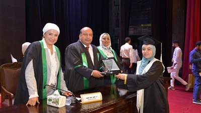 جامعة القاهرة تحتفل بتخريج دفعة جديدة من كلية التربية للطفولة المبكرة| صور 