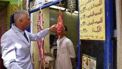 محافظ أسوان يقرر إغلاق محلات وسوبر ماركت لعدم وجود شهادات صحية