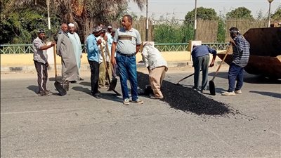 محافظ أسيوط يتابع أعمال رصف الطرق في بعض القرى