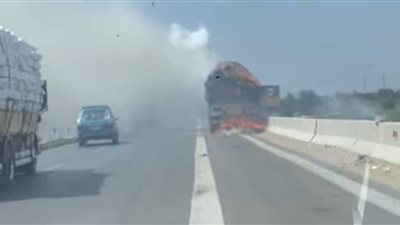 اشتعال النيران في سيارة نقل على الطريق الإقليمي بالمنوفية