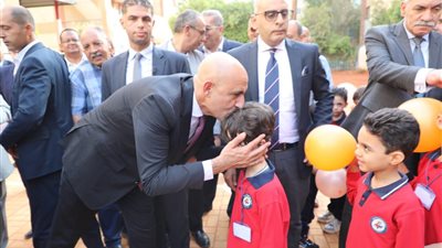 قبل رؤوسهم وناقشهم خلال الحصص.. تفاصيل استقبال وزير التعليم للطلاب في أول أيام الدراسة بسوهاج| صور