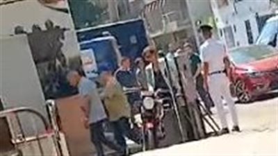 بكاب وتيشرت.. خروج صلاح التيجاني من قسم الشرطة بعد إخلاء سبيله 