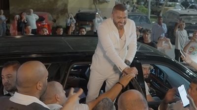 الجمهور يوقف سيارة تامر حسني في التجمع الخامس.. والفنان يلتقط الصور رفقته قبل إحدى الحفلات