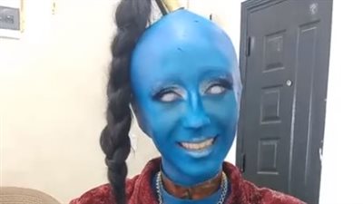 فتاة تسير بمظهر كائن فضائي بشوارع الإسكندرية: بحب الميكب السينمائي وعاوزة أثبت وجودي| بث مباشر