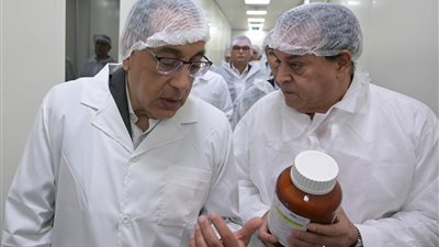 رئيس الوزراء يتفقد مصنع شركة المهن الطبية MUP