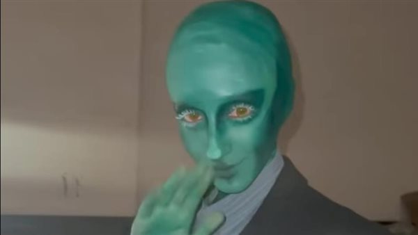 فتاة بمظهر كائن فضائي