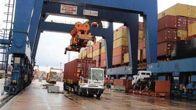 رغم اضطراب حالة البحر والأمواج.. رواج في حركة السفن بميناء الإسكندرية وتداول 2785 حاوية