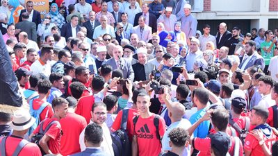 مسيرة حاشدة لـ 20 ألف طالب بقيادة رئيس جامعة سوهاج لدعم المبادرة الرئاسية بداية