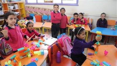 بالأناشيد الوطنية.. تفاصيل بدء أول أيام الدراسة للمراحل التعليمية المختلفة في المنيا| صور