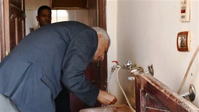 شرب من كل مكان داخل منطقة أبو الريش.. أبرز زيارات محافظة أسوان لطمأنة الأهالي 