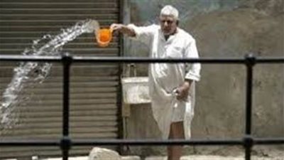 بسبب رش المياه.. مصرع أب وإصابة ابنه على يد الجيران غرب الأقصر 