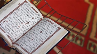 هل وضع المصحف في السيارات والبيت والمحال يحفظها؟.. الإفتاء ترد