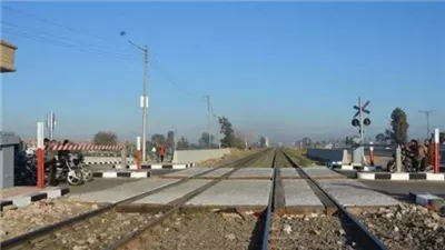 التزموا عند العبور.. النقل تناشد المواطنين بعدم اقتحام مزلقان السكة الحديد خلال الغلق