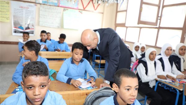 وزير التعليم مع الطلاب