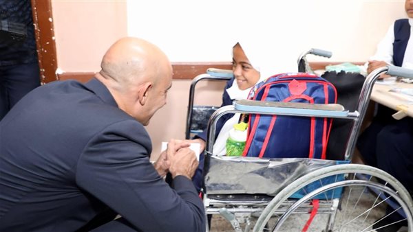 وزير التعليم مع الطفلة