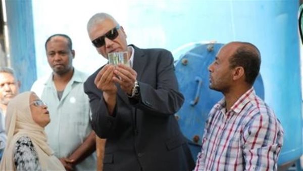 محافظ أسوان مع المواطنين