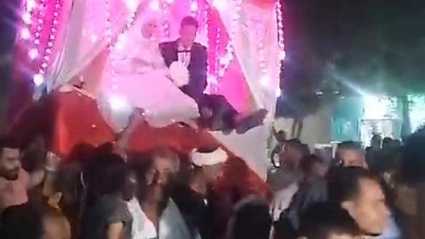 زفاف عروسان على جمل