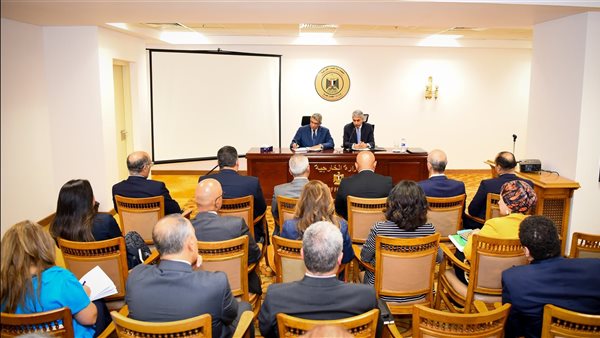 وزير السياحة يلتقي