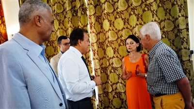 السياحة آمنة.. وزيرا الصحة والإسكان والمحافظ يلتقون الأفواج الأجنبية في أسوان