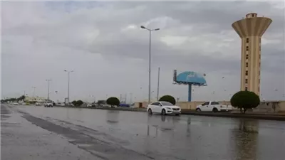 تقلبات الطقس في السعودية مستمرة.. أمطار مكة وارتفاع الموج الأبرز