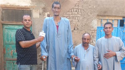 مؤسسة خيرية تستجيب لـ القاهرة 24 وتقدم الدعم لأطول رجل في الأقصر
