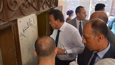 في زيارة مفاجئة.. عبد الغفار يحيل المتغيبين عن العمل بصحة أسرة الفجالة للتحقيق