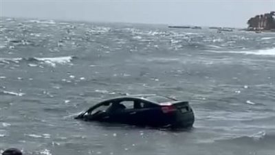 دخل البحر بالعربية.. القبض على شخص حاول غسل سيارته بمنطقة البلو هول بمدينة دهب