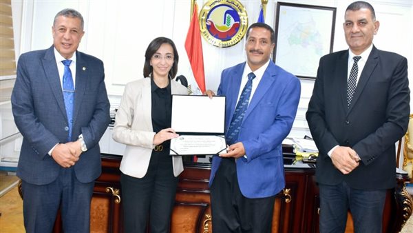 محافظ البحيرة تكرم