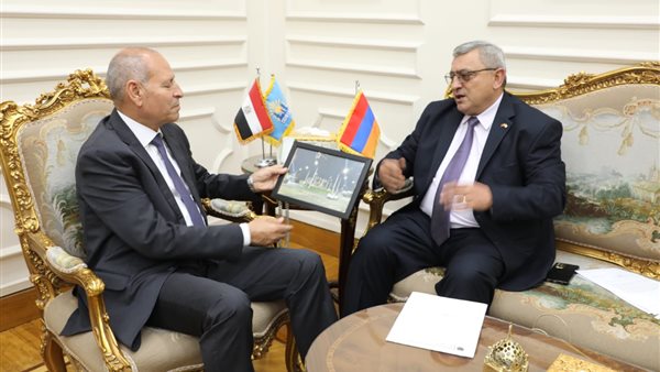 محافظ القاهرة وسفير