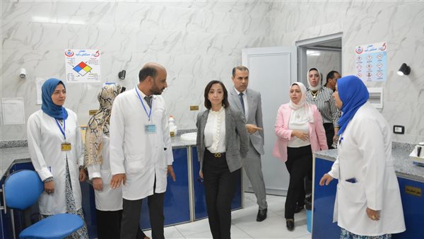 محافظ البحيرة خلال