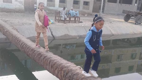 تلاميذ يعبرون ترعة