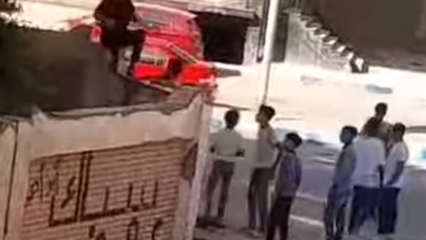 تسلق سور مدرسة -