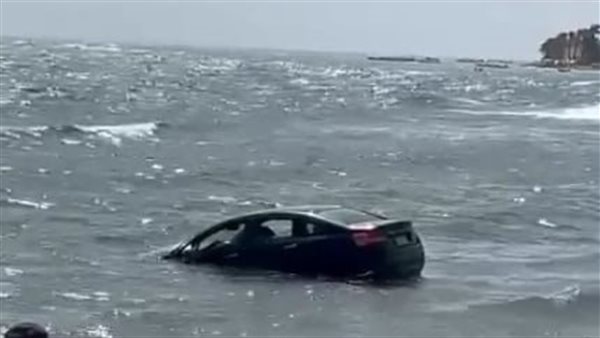 سيارة داخل البحر